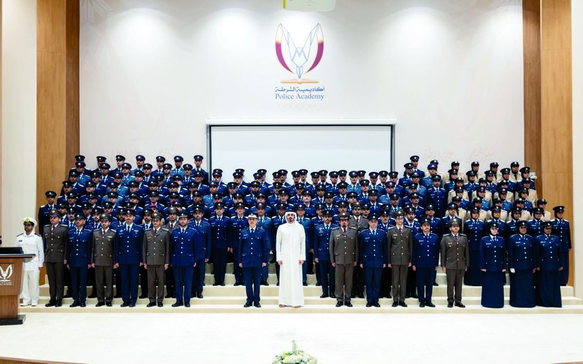 وزير الداخلية يشهد تخريج طلبة برنامجي ماجستير بأكاديمية الشرطة
