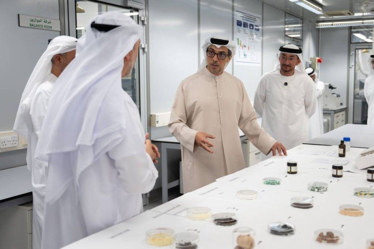 منصور بن زايد يزور مجمع زايد لبحوث الأعشاب والطب التقليدي