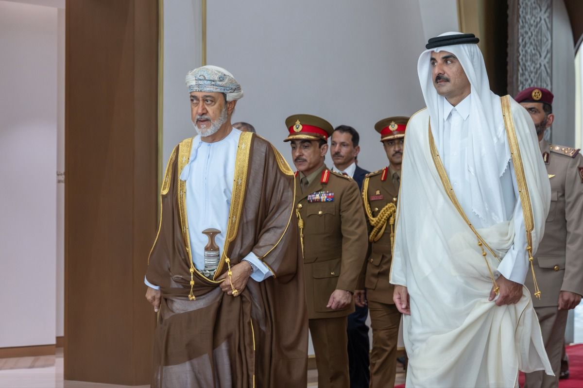سمو الأمير يتقدم مودعي سلطان عُمان