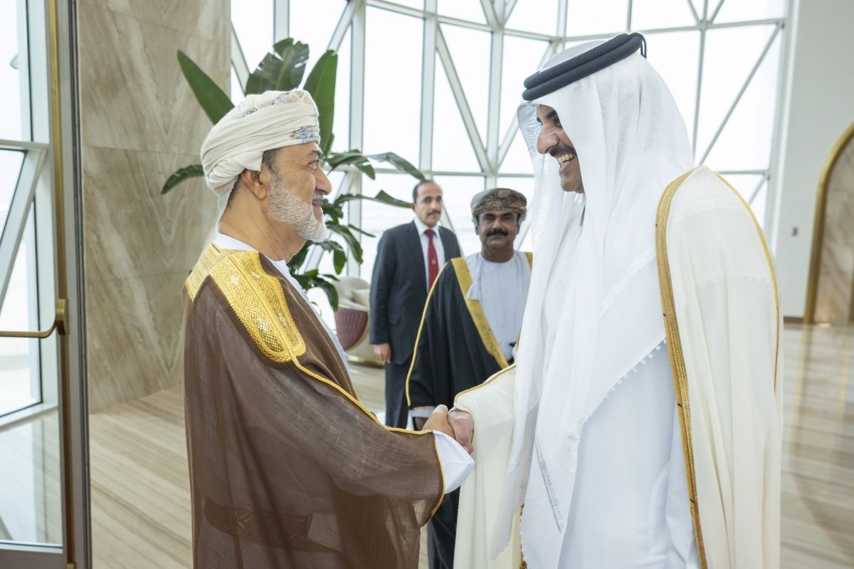 سمو الأمير يتقدم مستقبلي سلطان عُمان