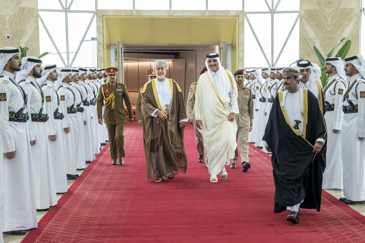 سمو الأمير يتقدم مستقبلي سلطان عُمان