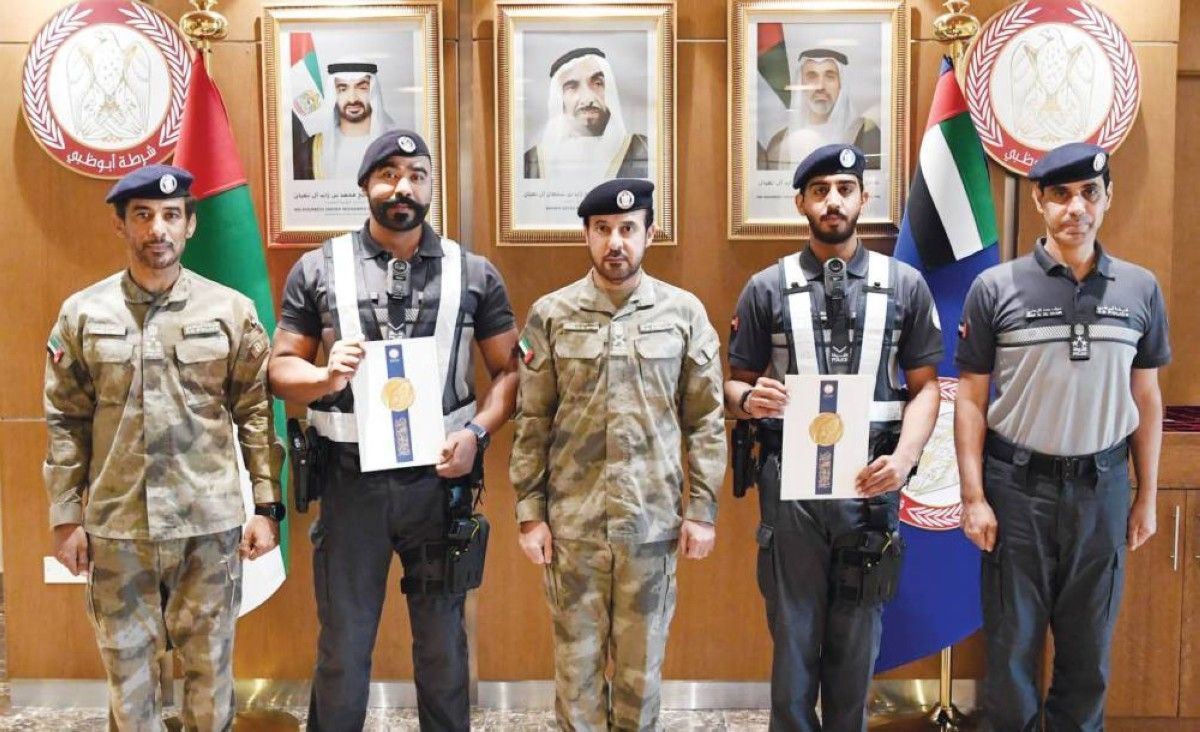 قائد شرطة أبوظبي يكرّم منتسبين للدوريات الأمنية لإنسانيتهما
