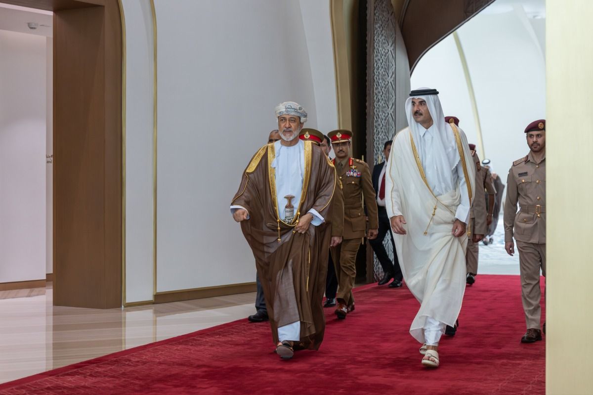 سمو الأمير يتقدم مودعي سلطان عُمان