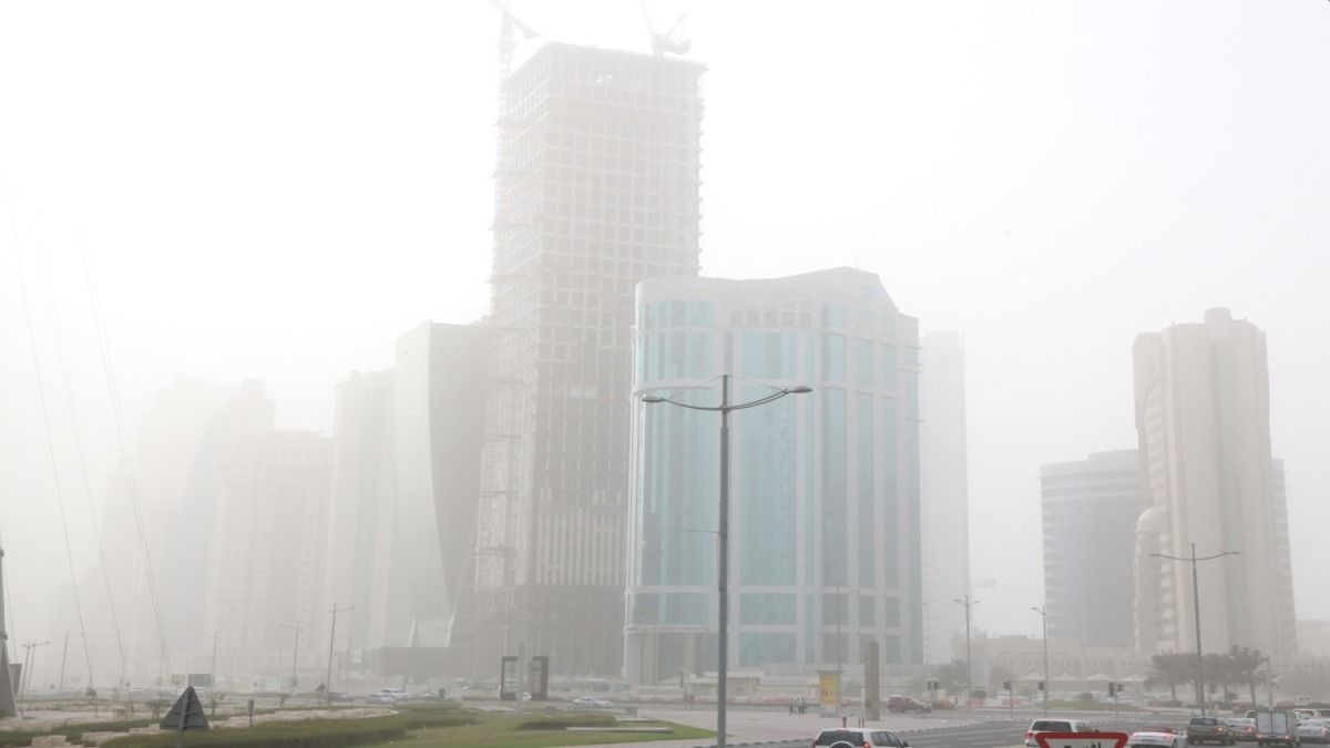 طقس رطب مع سحب متفرقة وغبار عالق على الساحل الليلة