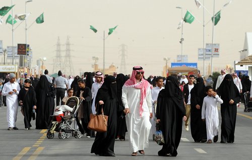 السعودية تحدد غرامات مختلفة لمخالفات الملابس في الأماكن العامة