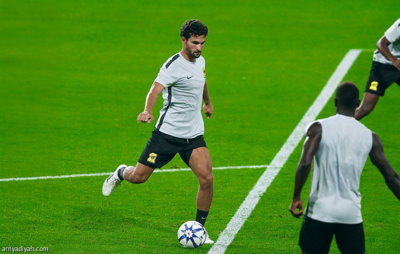 فيسينج يحذّر الاتحاديين من غياب «VAR».. ويحدّد منفذي «الترجيحية»