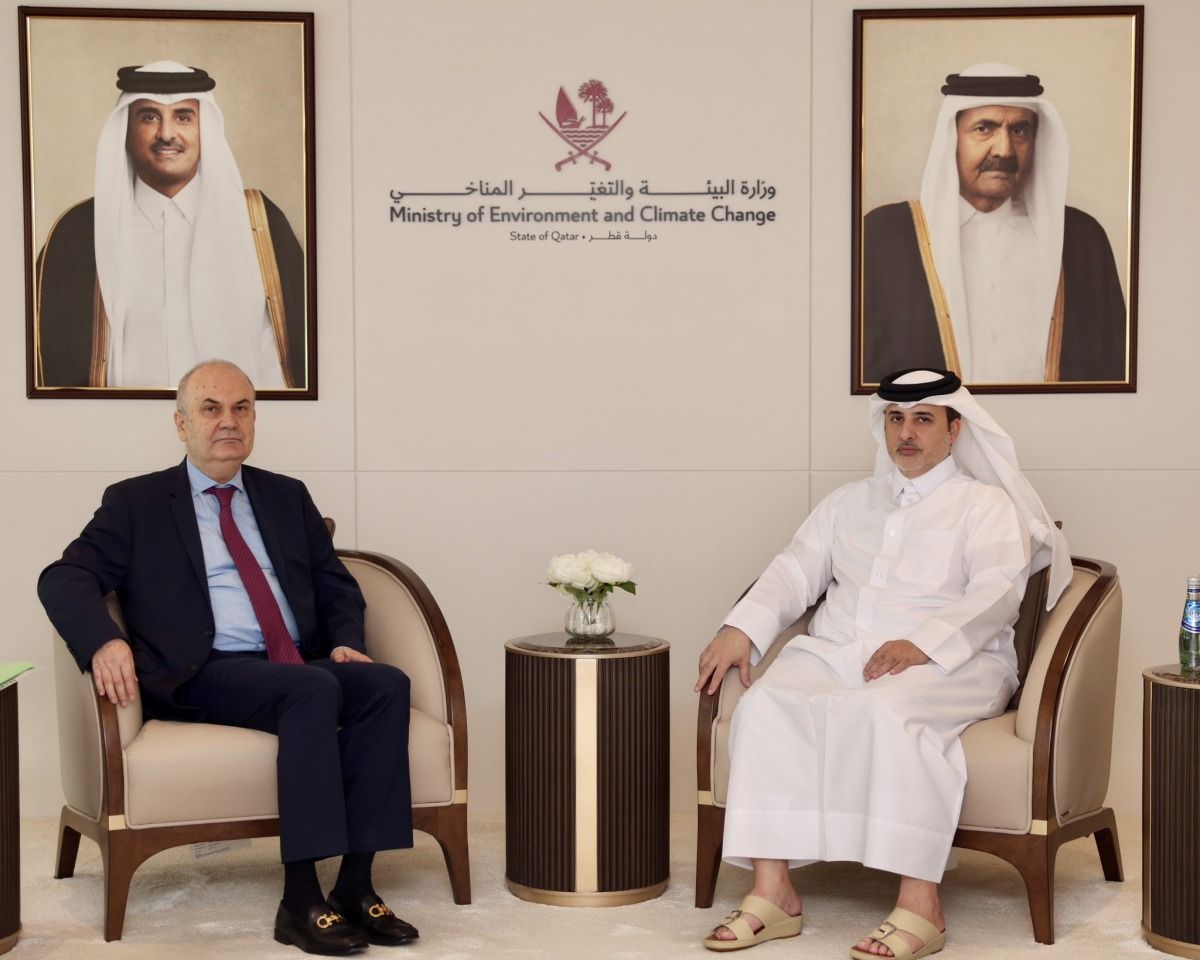  وزير البيئة والتغير المناخي يجتمع مع سفير رومانيا