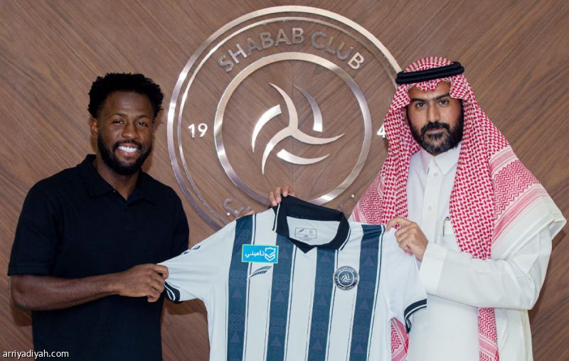الشباب يبقي معتوق موسمين