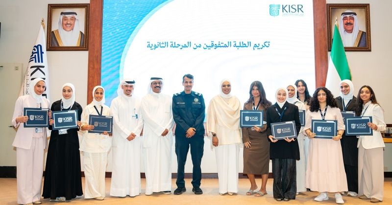 لقطة جماعية لبعض الحضور والمشاركين