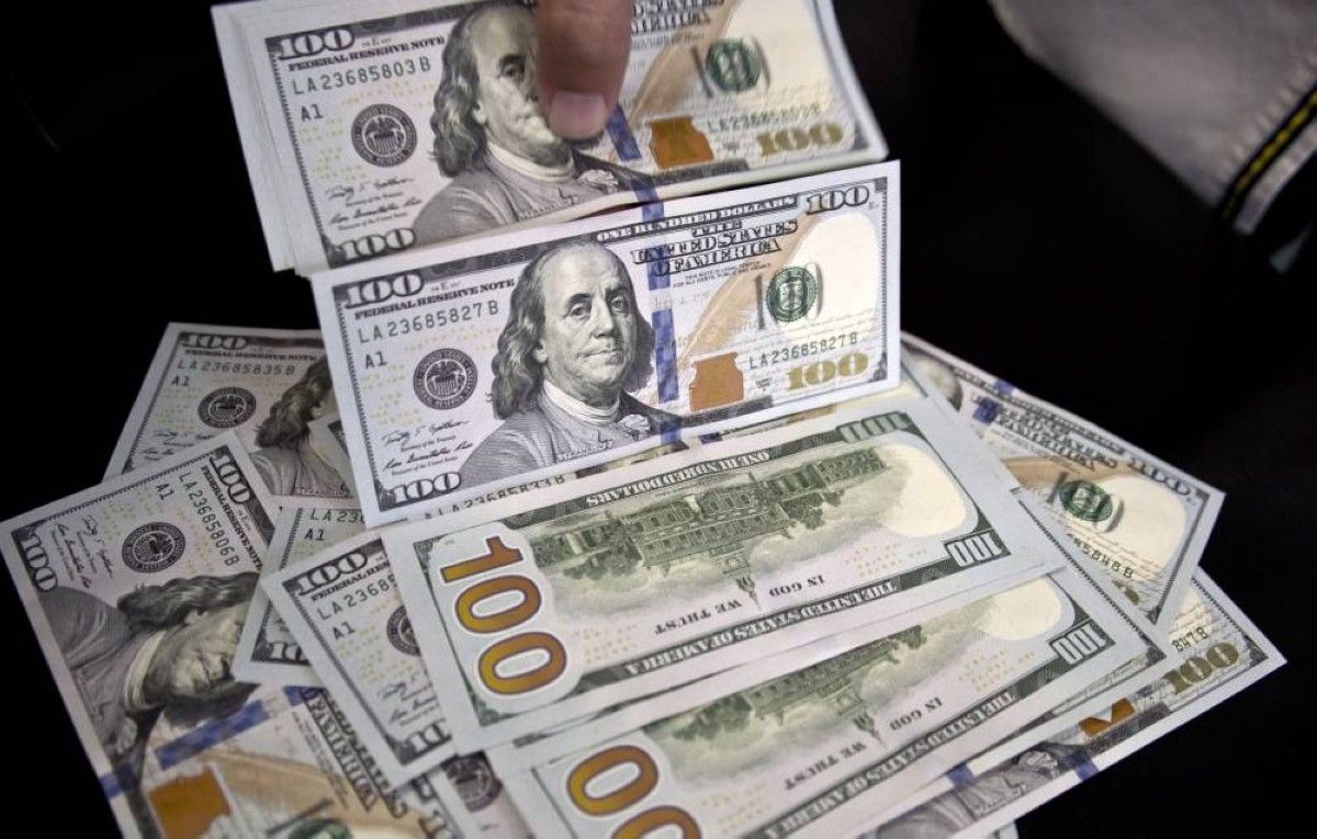 تراجع الدولار بعد انخفاض مفاجئ في مبيعات التجزئة الأمريكية