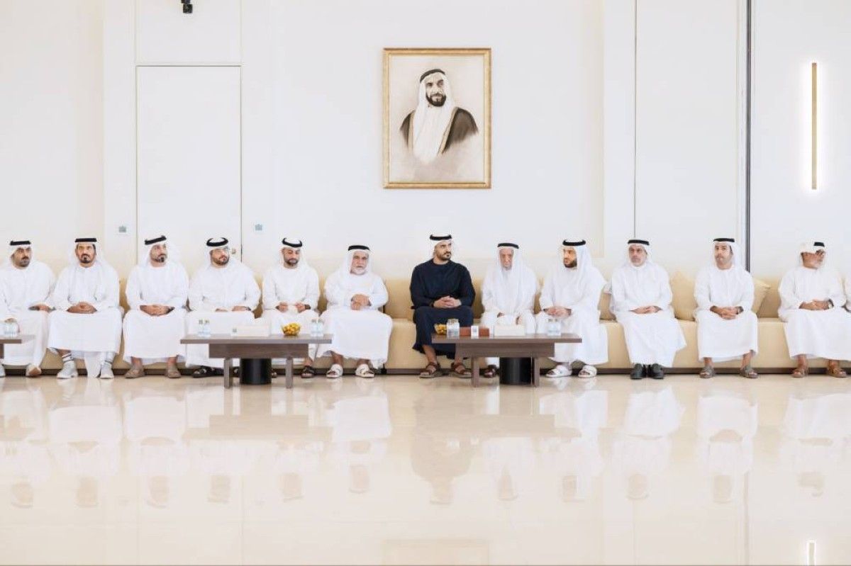 زايد بن محمد بن زايد يعزي في وفاة والدة الشهيد خليل المرزوقي