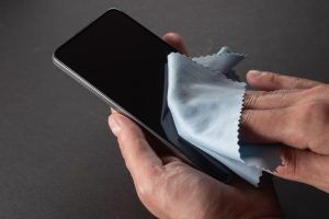 احذر هذه الأخطاء.. الطريقة الصحيحة لتنظيف شاشة هاتفك