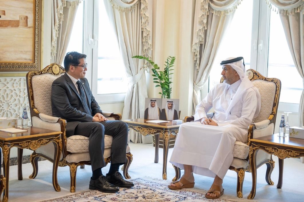 وزير الدولة للشؤون الداخلية يستعرض مع سفير كوريا لدى الدولة التعاون الأمني بين البلدين