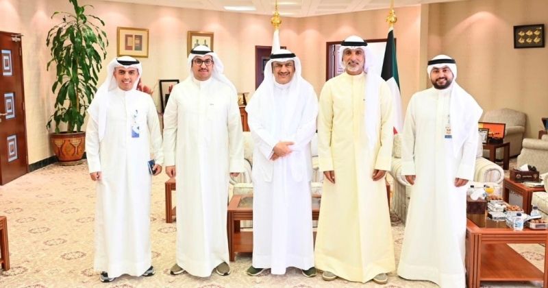 الحبشي مستقبلاً وفد بنك الكويت الدولي