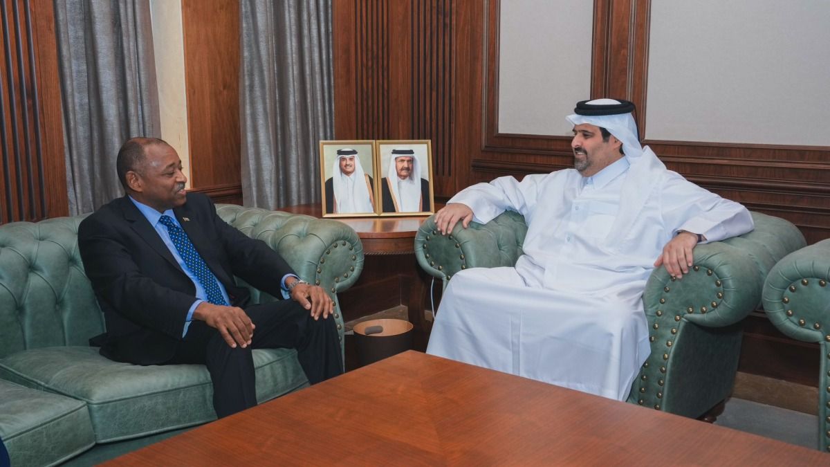 الرئيس التنفيذي للمؤسسة القطرية للإعلام يجتمع مع السفير السوداني لدى الدولة