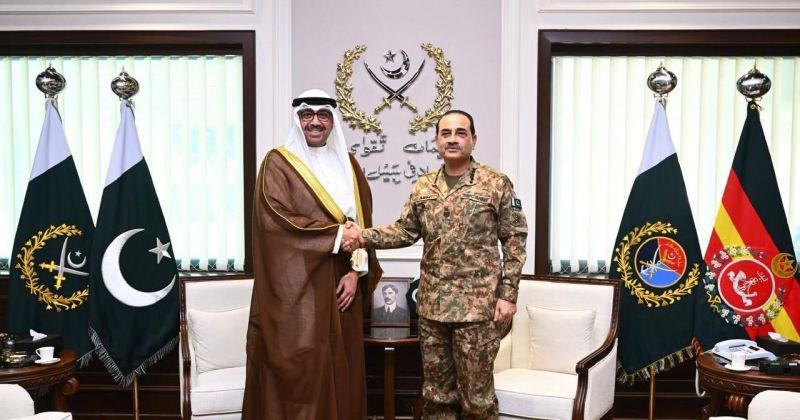 وزير الدفاع  يلتقي بقائد الجيش الباكستاني في إسلام آباد