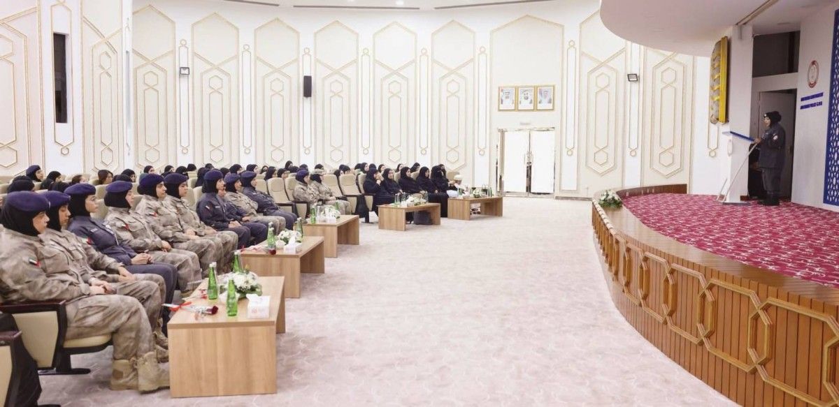 منتسبات شرطة أبوظبي على منصة التكريم