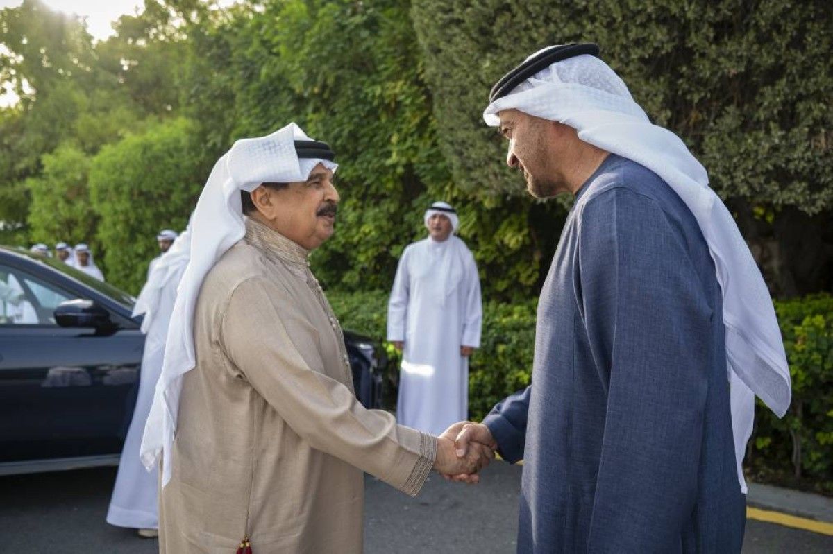 محمد بن زايد بحضور محمد بن راشد يلتقي ملك البحرين