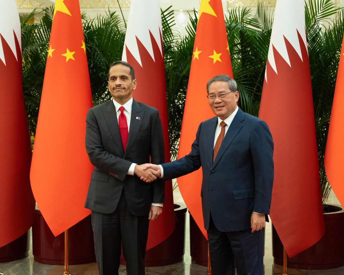 رئيس مجلس الوزراء وزير الخارجية يجتمع مع رئيس مجلس الدولة الصيني