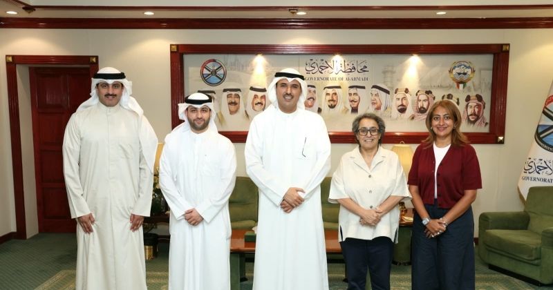 المحافظ مستقبلاً وفد شركة ‫«أمنية»