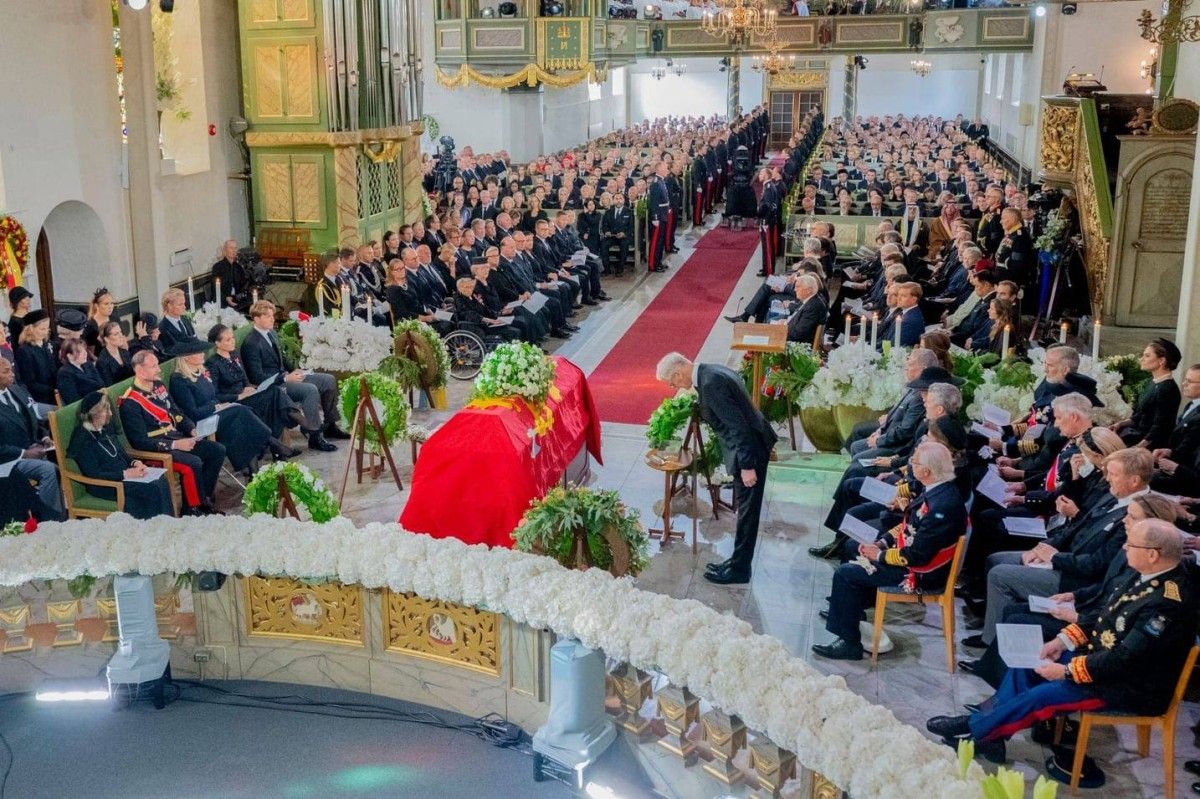 نيابة عن رئيس الدولة.. نهيان بن مبارك يحضر مراسم جنازة ملك النرويج