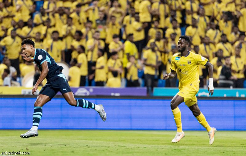 دون طرد.. التعاون بعشرة لاعبين أمام الهلال