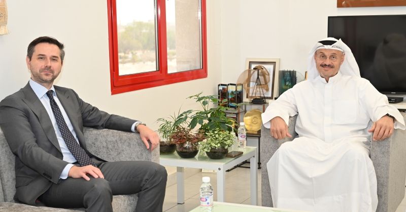 الزميل وليد الجاسم مستقبلاً السفير ميشال جوليوا