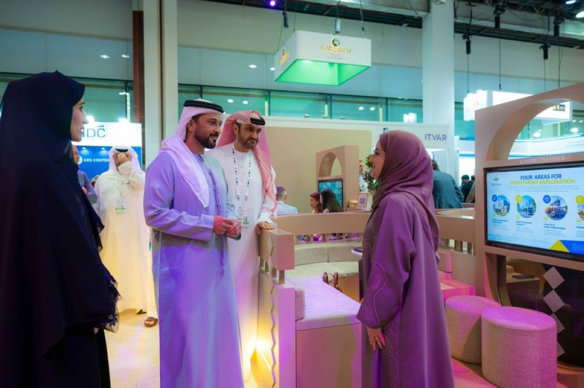 عبدالعزيز وراشد بن حميد يزوران منصة عجمان في سوق السفر العربي