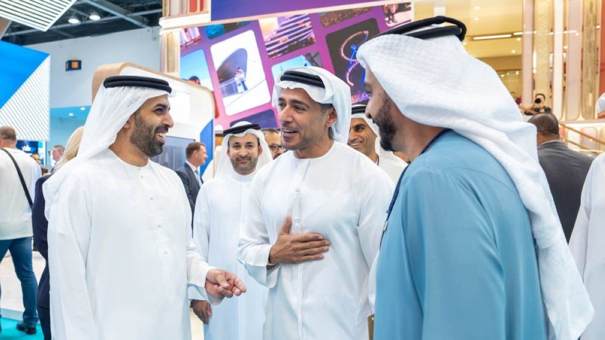 أحمد بن سعود يزور جناح رأس الخيمة في «سوق السفر العربي»