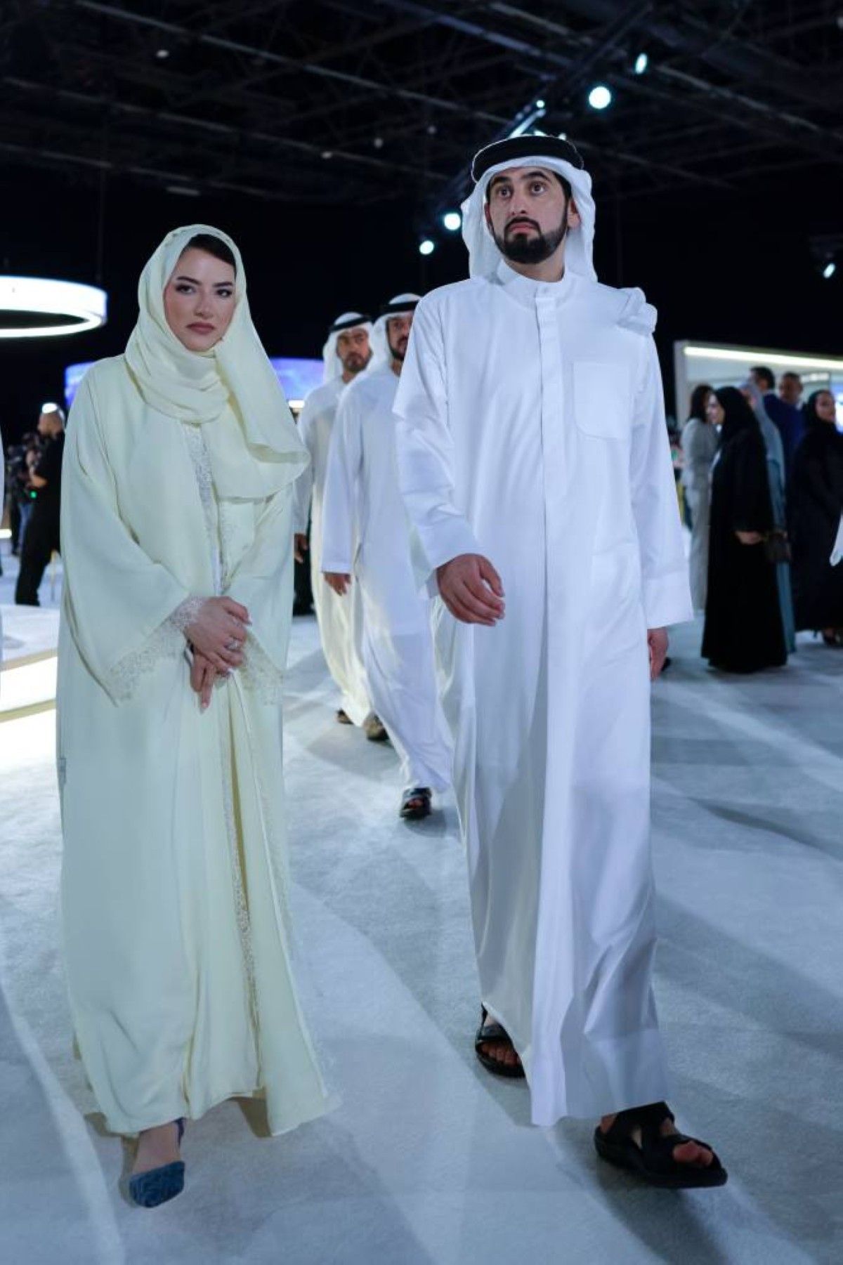 أحمد بن محمد يتفقد قمة الإعلام العربي ويطلع على ما تقدمه من مبادرات إعلامية