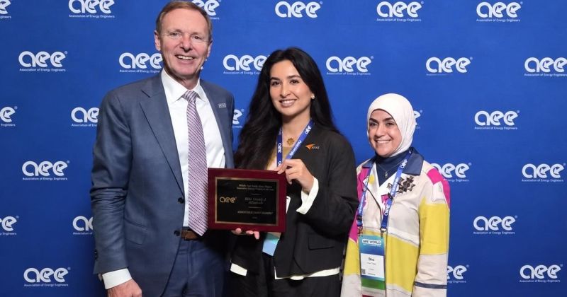 الشيخة بيبي الدعيج ودينا النقيب خلال تسلم الجائزة
