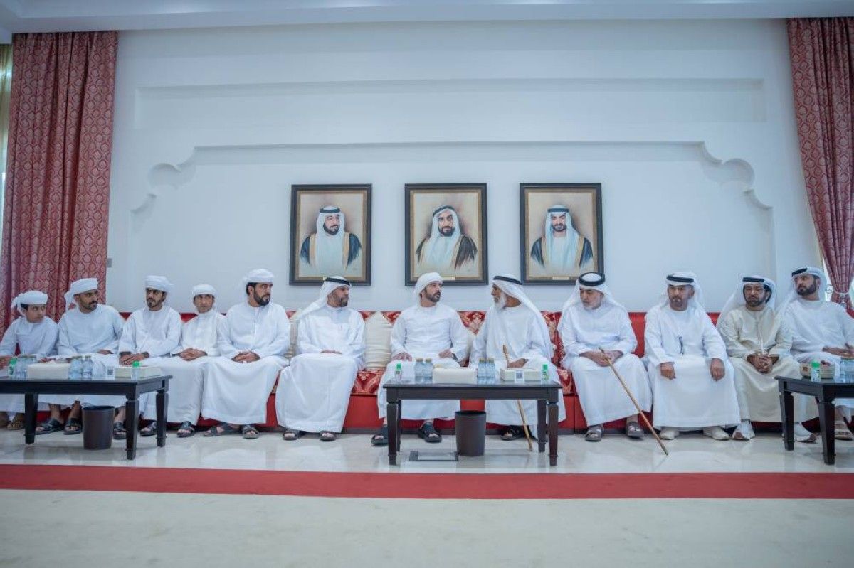 حمدان بن محمد يقدم واجب العزاء لأسر شهيدي الوطن