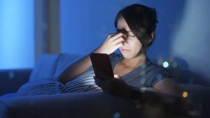تستخدم الهاتف والكمبيوتر لساعات؟ تعرف على تقنيات حماية العين داخل الشاشة