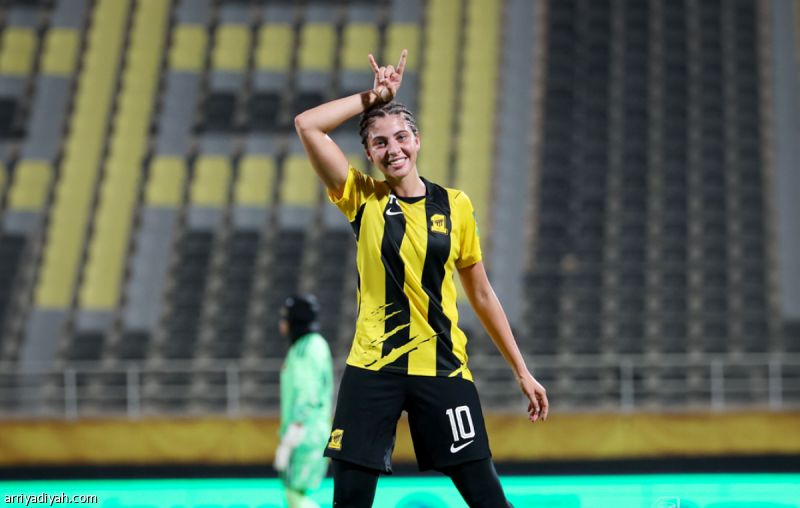 الاتحاد يحسم قمة النصر برباعية