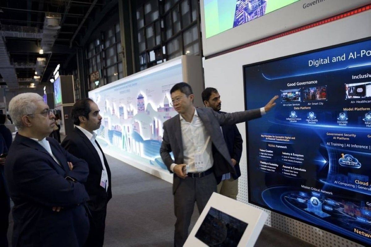 وفد بلدية عجمان يطلع على أحدث تقنيات الذكاء الاصطناعي بمؤتمر ومعرض "HUAWEI CONNECT 2026"