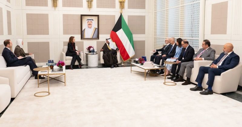 ممثل سمو الأمير يستقبل الرئيس والمدير التنفيذي للاستثمار في شركة «ألفابت» و«غوغل»