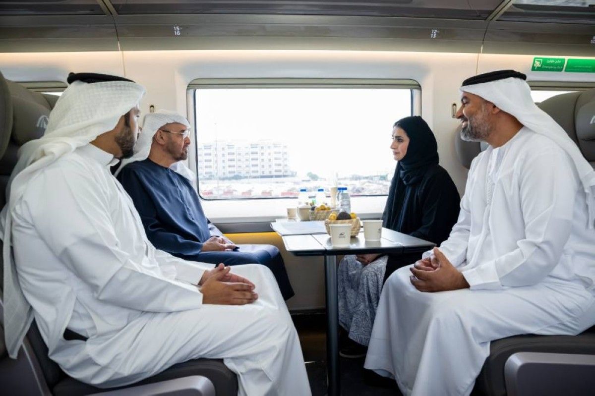 رئيس الدولة يستقلّ قطار الاتحاد من أبوظبي إلى دبي
