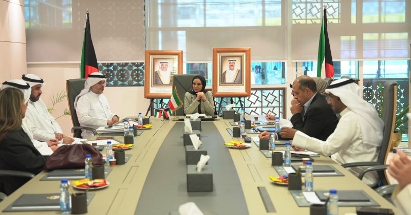 الحويلة مجتمعة مع مسؤولي جامعة الخليج للعلوم