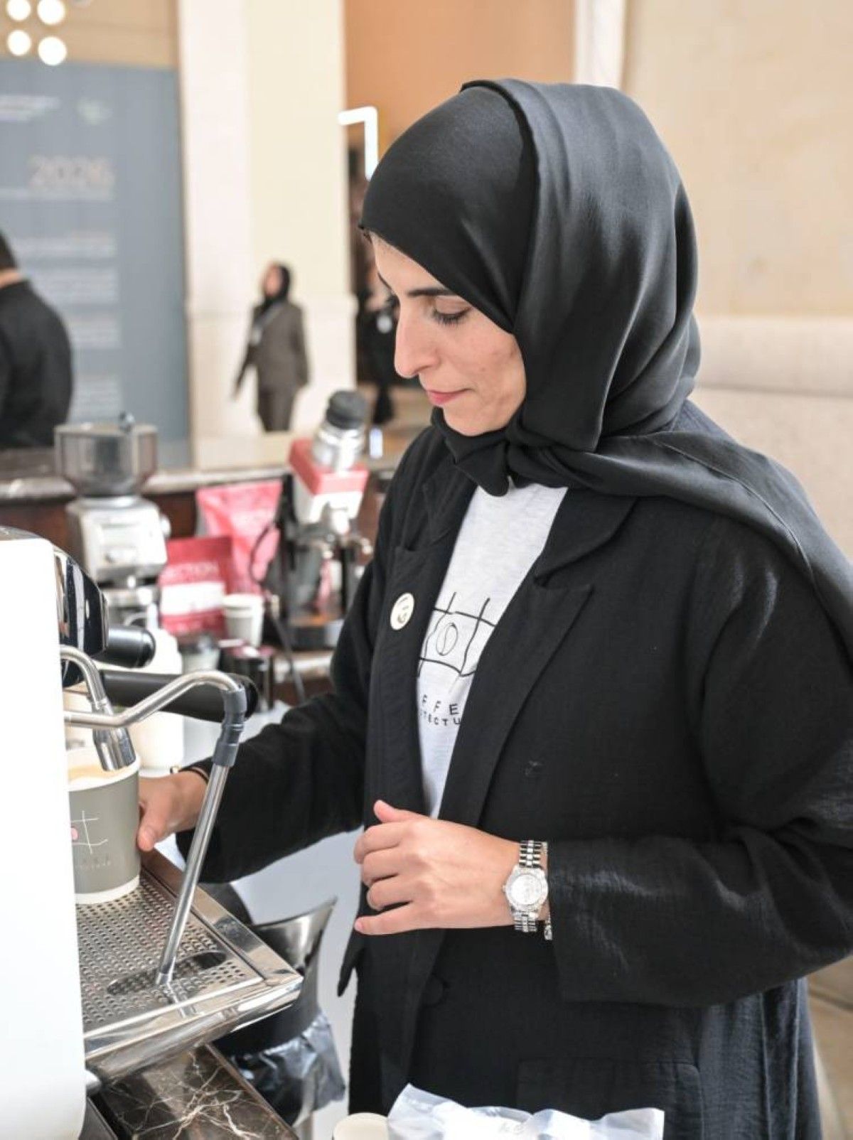 بين العود والإسبريسو.. نوران البناي تحلّق بالقهوة العربية إلى العالمية