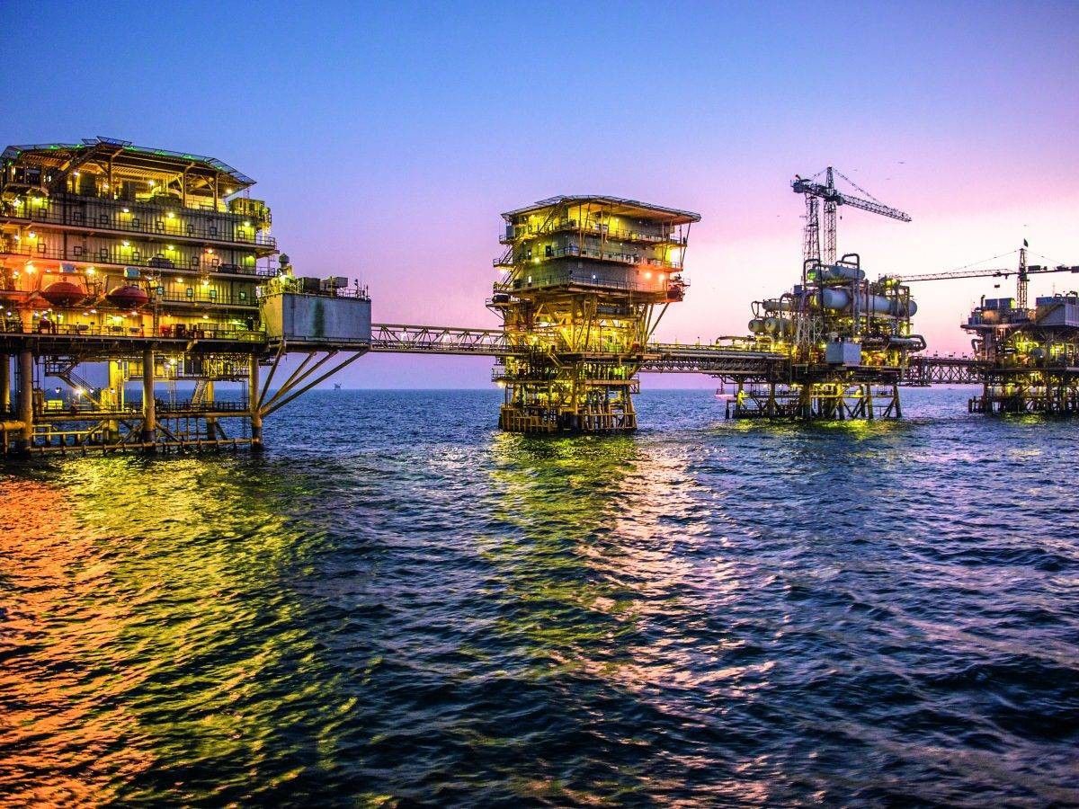 الإمارات تضم 136 مشروعاً للطاقة قيد التطوير باستثمارات 771 مليار درهم