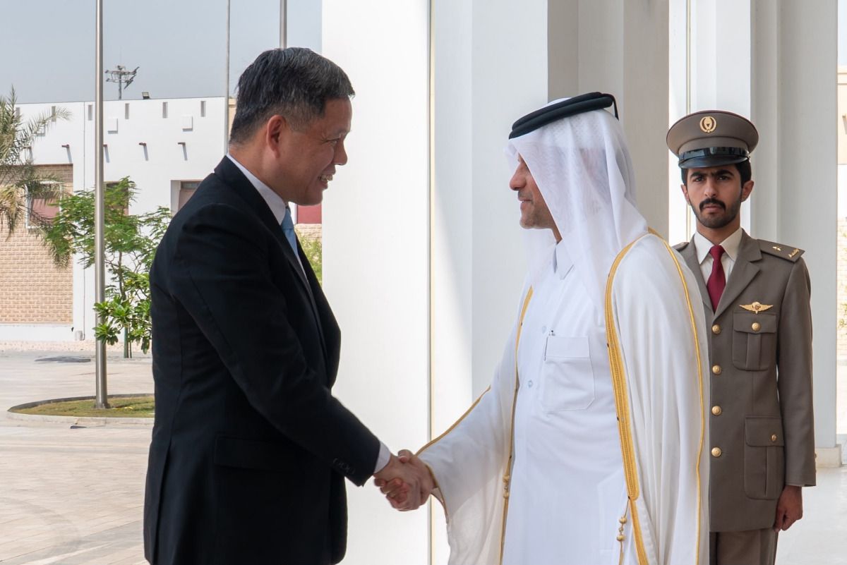 نائب رئيس مجلس الوزراء ووزير الدولة لشؤون الدفاع يلتقي وزير الدفاع السنغافوري