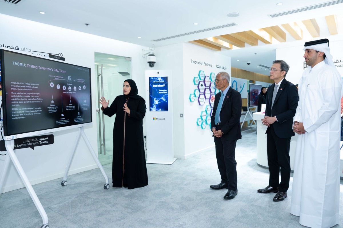 وزير التنمية والأسرة السنغافوري يطلع على تجربة مختبر الابتكار بوزارة الاتصالات وتكنولوجيا المعلومات