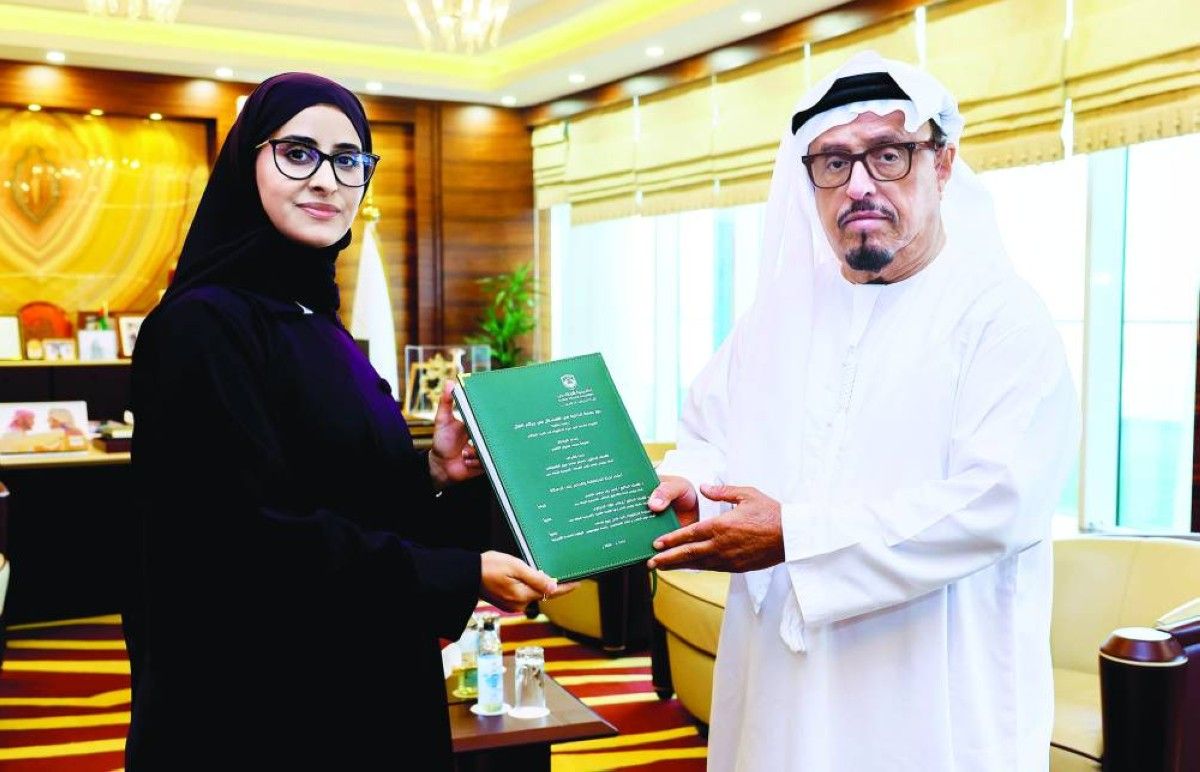 ضاحي خلفان يتسلم أطروحة دكتوراه حول بصمة الذاكرة