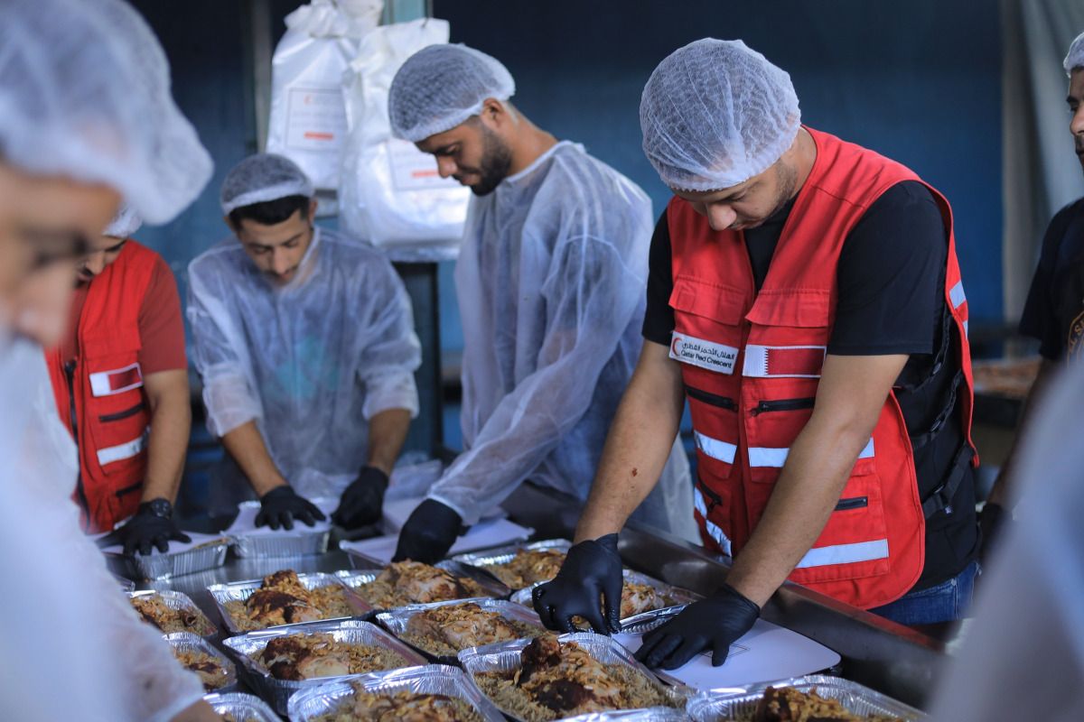 الهلال الأحمر القطري يوزع أكثر من 88 ألف وجبة غذائية على النازحين في غزة