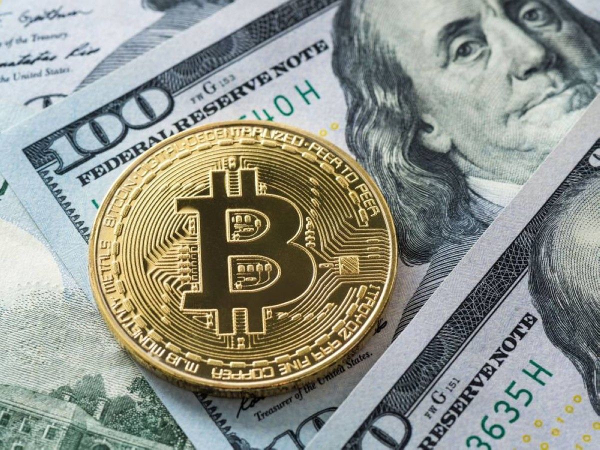 الدولار قرب ذروة 18 شهراً وتراجع العملات المشفرة