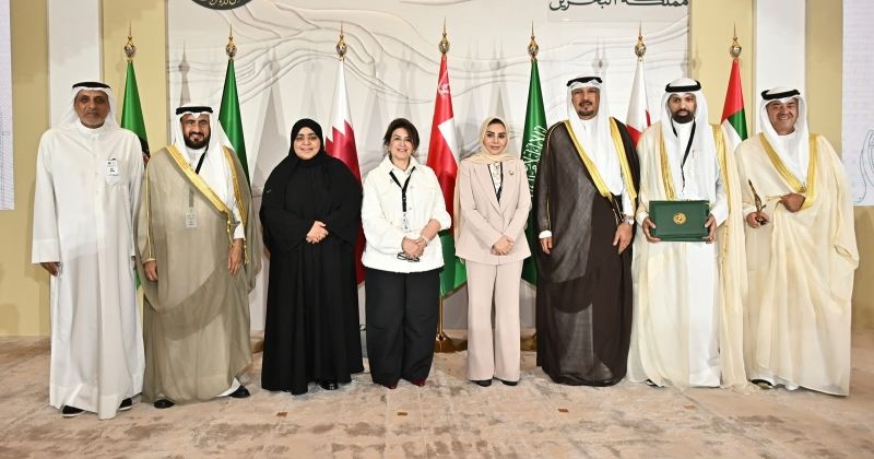 الحويلة وسفير الكويت لدى البحرين جاسم الناجم مع عدد من المكرمين والمسؤولين