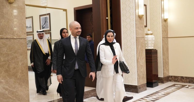 وزير التنمية الاجتماعية البحريني يستقبل وزيرة الشؤون لدى وصولها إلى المملكة