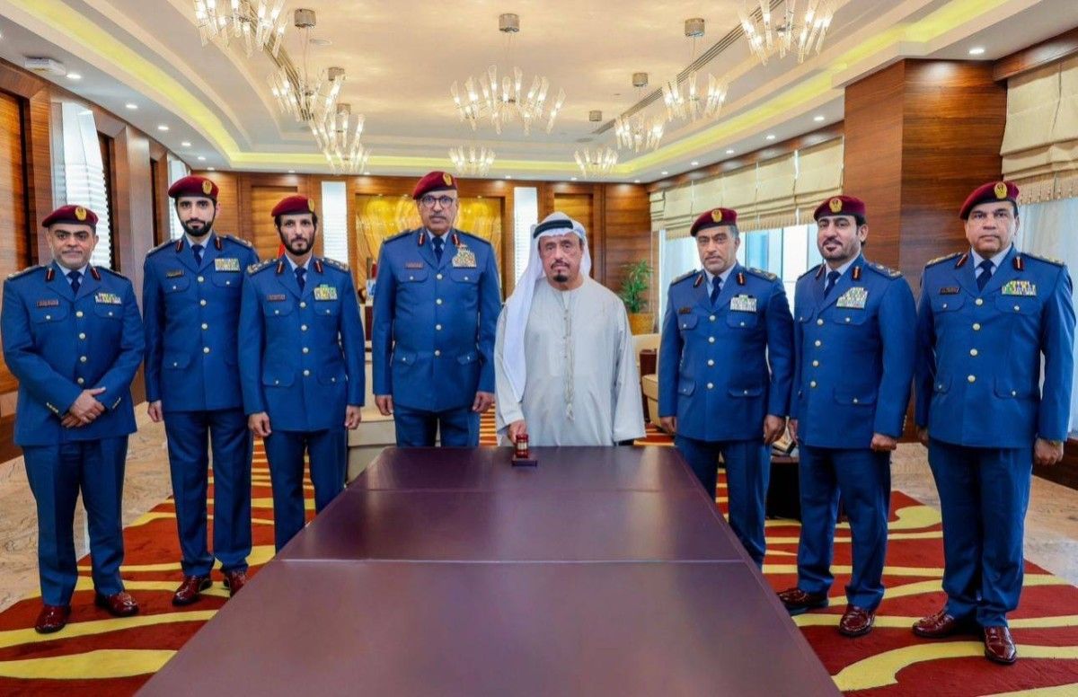 معالي الفريق ضاحي خلفان يتسلم "مطرقة استضافة" دبي للكونغرس العالمي للإطفاء نسخة 2028