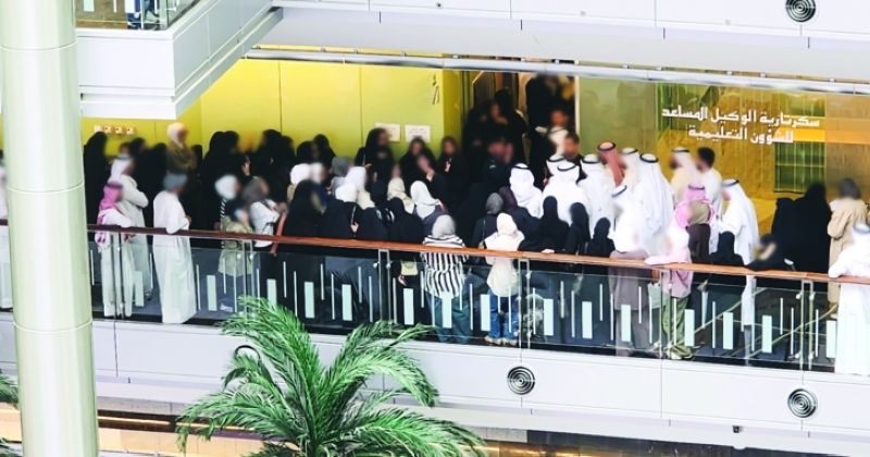 معلمو «النقل» في «التربية» لليوم الثاني... والوزارة تتمسك بتنفيذ القرار