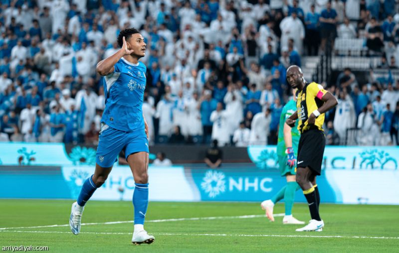 جمع مجددا بين التسجيل والصناعة.. واتكينز يكرر ثاني أعلى أرقامه